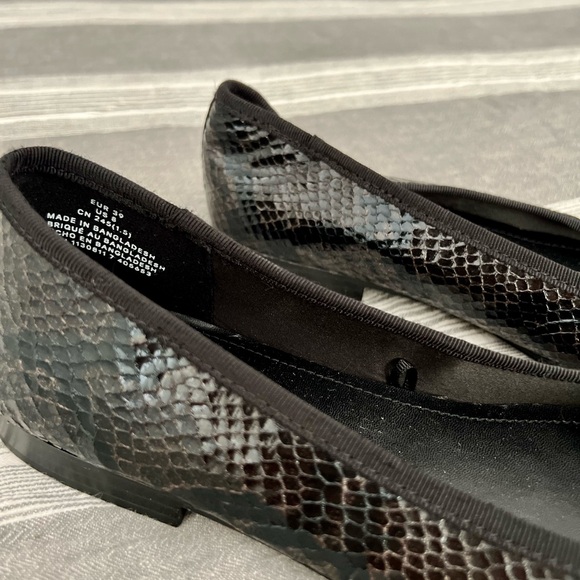 NWOT - H&M Black and White Cap Toe, Embossed Snake Slip on Flat - Picture 4 of 4